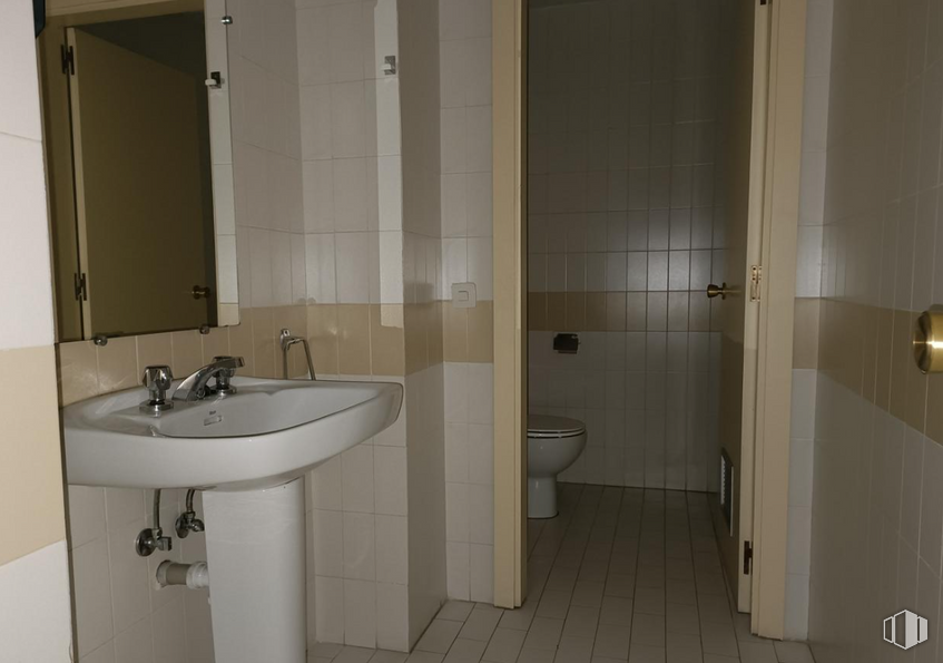 Retail for sale at Calle Manzanilla, La Puebla de Montalbán, Toledo, 45516 with sink, toilet, brown, tap, mirror, plumbing fixture, bathroom sink, building, bathroom and wood around