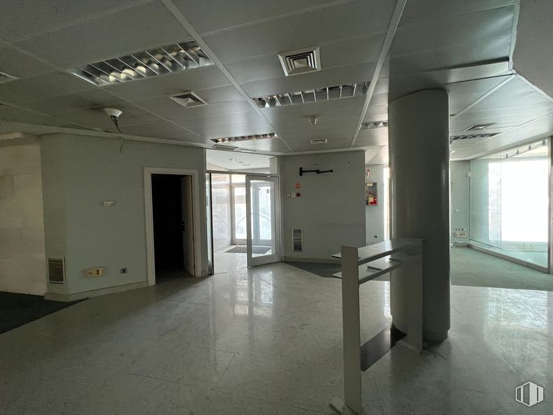 Retail for rent at Centro Comercial Monte Claro, Carretera Majadahonda, KM 2600, Pozuelo de Alarcón, Madrid, 28223 with fixture, hall, flooring, floor, ceiling, glass, space, composite material, event and aluminium around