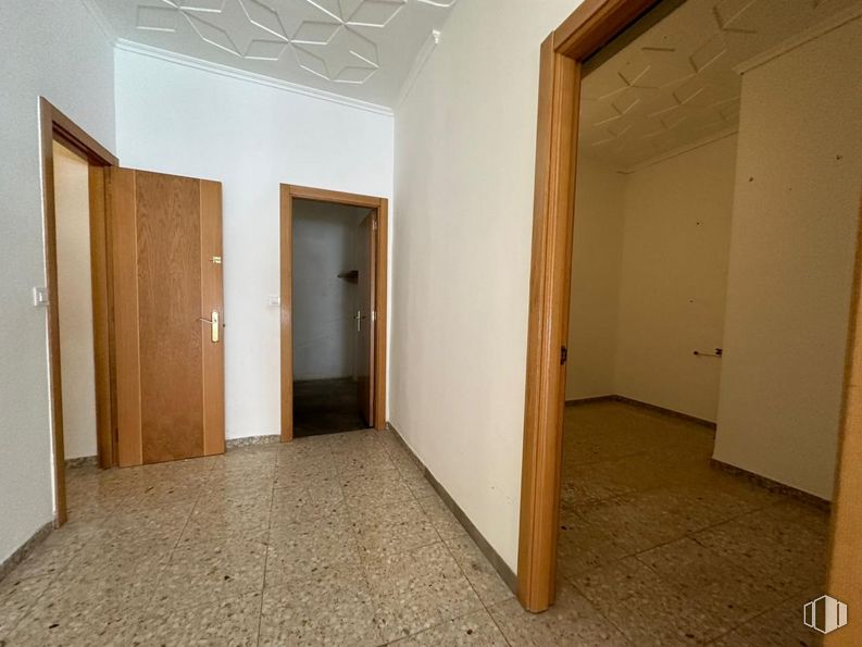 Retail for sale at Parque San Julián - Centro, Cuenca, 16001 with door, fixture, wood, floor, flooring, hall, ceiling, automotive exterior, wood stain and hardwood around