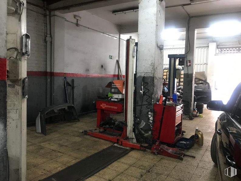 Retail for sale at Calle Juan Francisco, 12, Carabanchel, Madrid, 28025 with tire, car, wheel, building, automotive tire, motor vehicle, fixture, floor, flooring and gas around