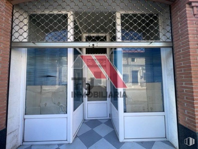 Retail for sale at Calle Hipolito Ezquerra, 31, Fuensalida, Toledo, 45510 with fixture, building, door, wood, automotive exterior, facade, real estate, building material, composite material and brickwork around