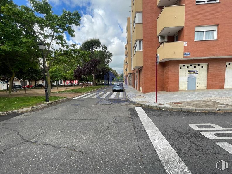 Local en venta en Avenida Bulevar Alto Tajo, 1, Guadalajara, 19005 con ventana, edificio, nube, superficie de la carretera, planta, árbol, cielo, asfalto, diseño urbano y vía pública alrededor