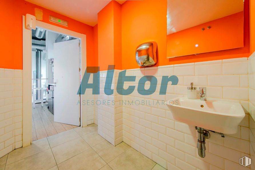 Retail for sale & for rent at Calle Barrilero, Retiro, Madrid, 28007 with sink, floor, tile and cleanliness around