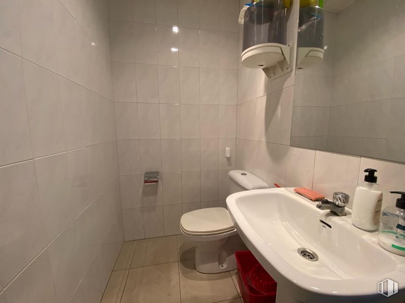 Retail for sale at Paseo de Santo Tomás, Ávila, 05003 with toilet, sink, soap dispenser, bottle, plumbing fixture, tap, bathroom sink, bathroom, purple and mirror around