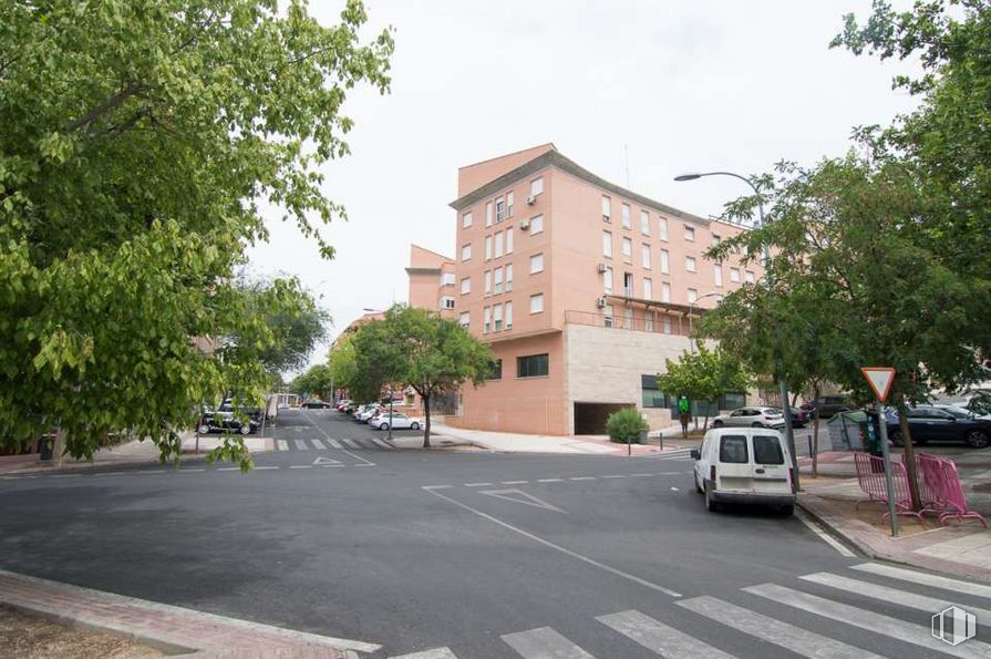 Retail for sale at Avenida de Europa, Toledo, 45003 with building, car, sky, vehicle, wheel, road surface, plant, tree, asphalt and window around