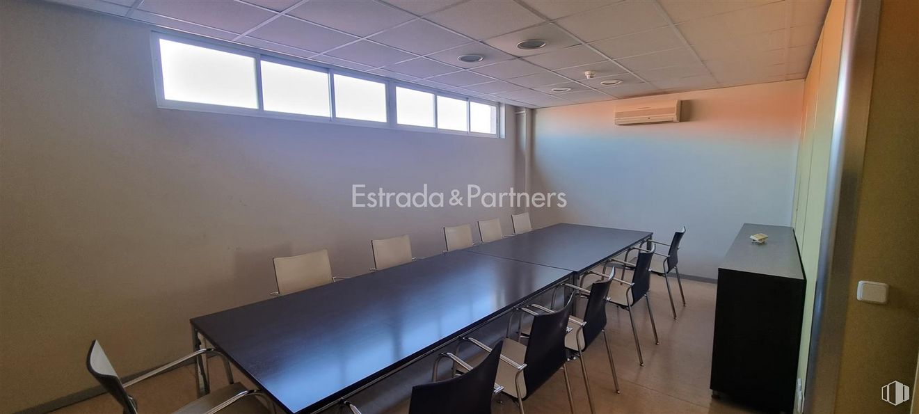 Nave en alquiler y venta en Zona industrial, Getafe, Madrid, 28906 con mesa, ventana, silla, edificio, interiorismo, suelos, hall, mesa de reuniones, techo y casa alrededor