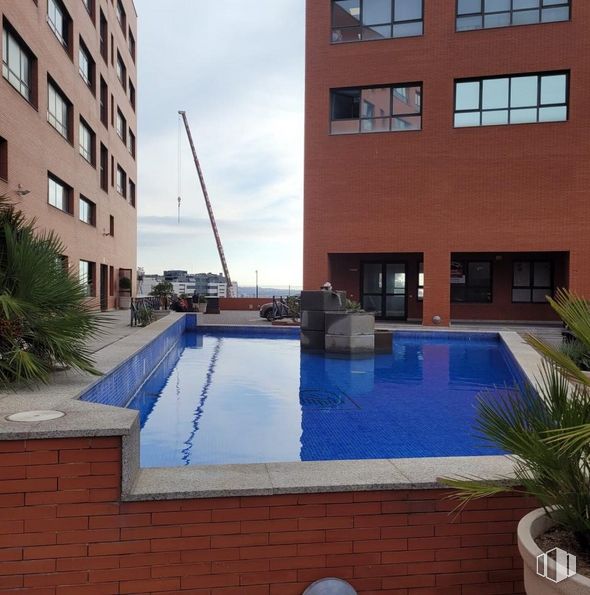 Oficina en venta en Calle Aguacate, Carabanchel, Madrid, 28044 con edificio, ventana, planta de interior, agua, planta, día, propiedad, azur, cielo y maceta alrededor