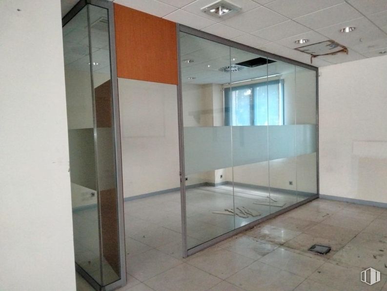 Local en venta en Calle Plaza, 34, Fuenlabrada, Madrid, 28944 con ventana, espejo, accesorio, edificio, suelo, suelos, casa, sombra, material compuesto y vidrio alrededor