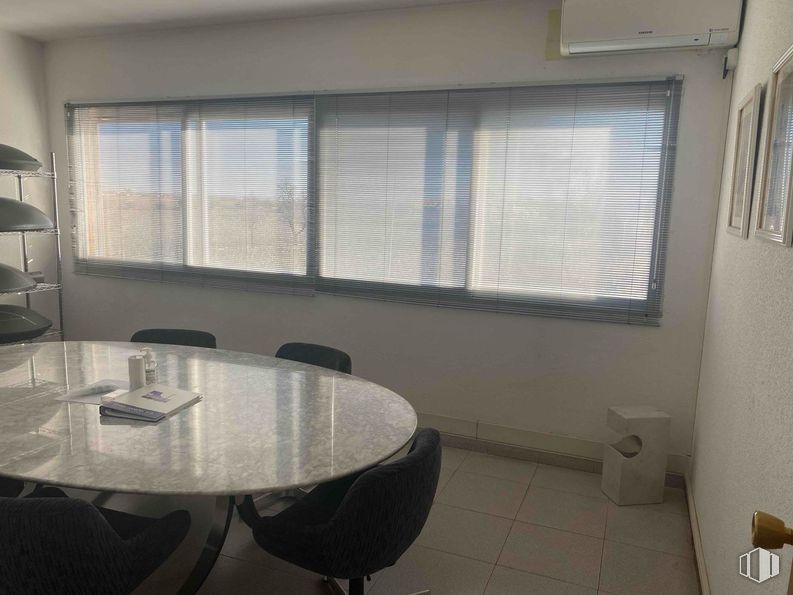 Industrial for sale at Zona industrial, Alcalá de Henares, Madrid, 28808 with chair, window blind, window, table top, kitchen & dining room table, window covering, furniture, interior design, window treatment and flooring around