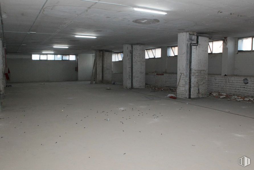 Nave en venta en Edificio Astygi, Calle San Romualdo, 26, San Blas - Canillejas, Madrid, 28037 con pasillo, suelo, piso, edificio, techo, hormigón, accesorio, material compuesto, aparcamiento y ventana alrededor