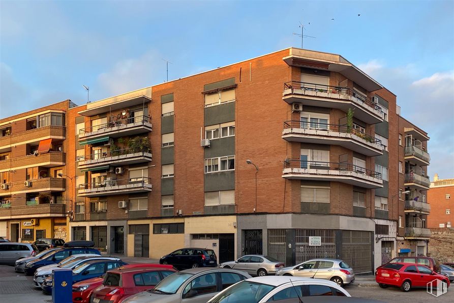 Nave en venta en Calle Duquesa de Tamames, 2, Carabanchel, Madrid, 28044 con coche, edificio, neumático, rueda, vehículo terrestre, cielo, luz de estacionamiento, vehículo, ventana y nube alrededor