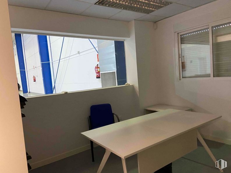 Industrial for sale at Zona empresarial Las Rozas, Las Rozas de Madrid, Madrid, 28230 with table, window, furniture, fixture, building, shade, wood, window blind, house and floor around