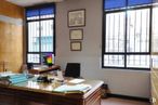 Office for sale at Zona Ciudad Jardín, Chamartín, Madrid, 28002 with window, desk, building, furniture, property, table, fixture, wood, interior design and shade around