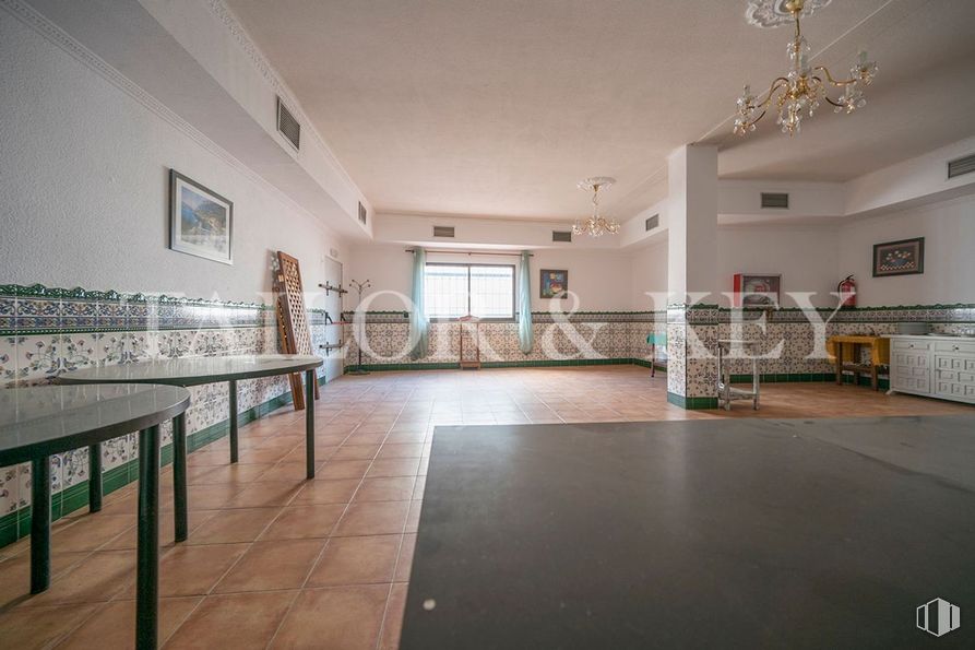 Nave en venta en Polígono Los Frailes, Daganzo de Arriba, Madrid, 28814 con candelabro, marco, ventana, alumbrado, lámpara, mesa, propiedad, edificio, planta y interiorismo alrededor