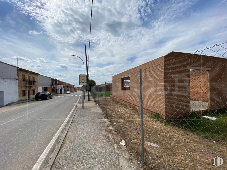 Land for sale at Zona Centro, Novés, Toledo, 45519 with street light, cloud, sky, building, road surface, land lot, asphalt, house, electricity and wood around