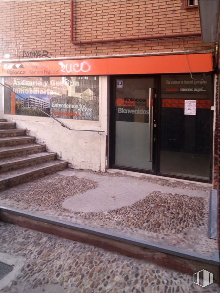 Local en alquiler y venta en Calle San Antolín, 5, Carabanchel, Madrid, 28025 con puerta, edificio, superficie de carretera, ladrillo, madera, naranja, arquitectura, albañilería, pared y línea alrededor