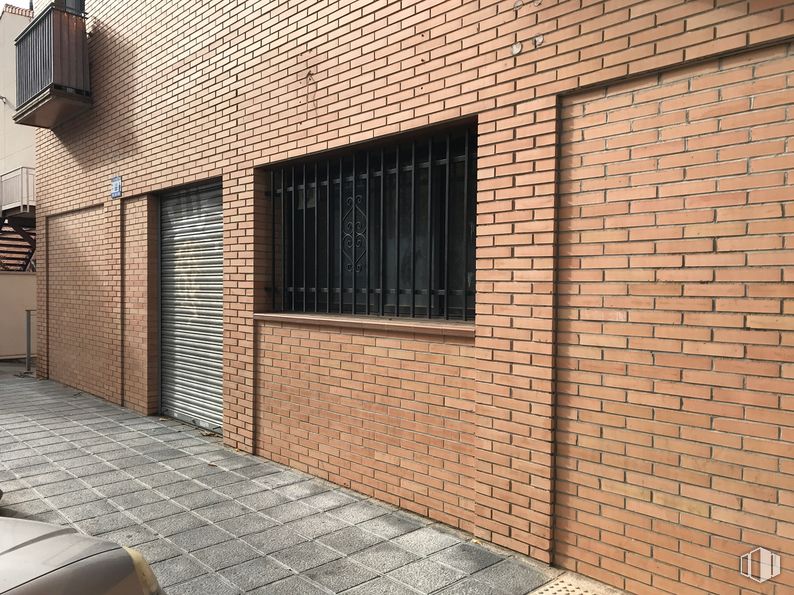 Local en alquiler y venta en Calle Manantiales, Azuqueca de Henares, Guadalajara, 19200 con ventana, edificio, superficie de carretera, madera, albañilería, sombra, ladrillo, barrio, pared y asfalto alrededor