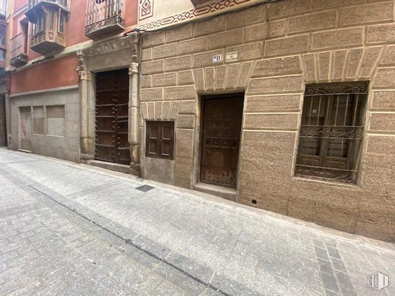 Retail for sale & for rent at Calle Plata, Toledo, 45001 with door, window, brown, wood, road surface, building, asphalt, beige, facade and flooring around