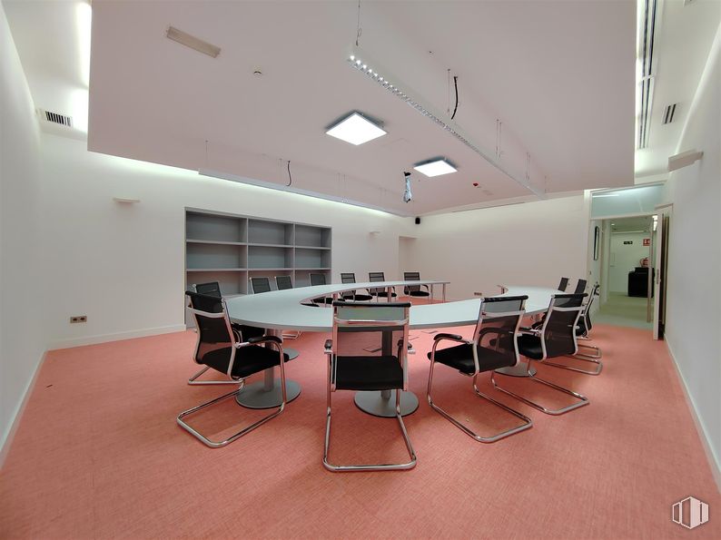 Oficina en alquiler en Zona Lista, Salamanca, Madrid, 28006 con silla, lámpara, alumbrado, mueble, interiorismo, suelos, techo, suelo, arquitectura y mesa de reuniones alrededor