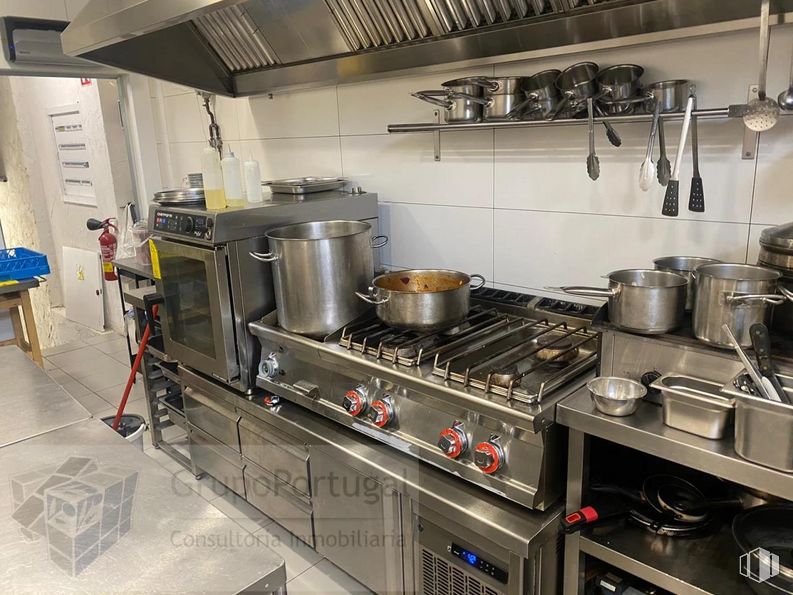 Retail for rent at Zona Viñas Viejas, Boadilla del Monte, Madrid, 28660 with gas stove, kitchen stove, automotive design, cooktop, tableware, kitchen, stove, kitchen appliance, cookware and bakeware and kitchen utensil around