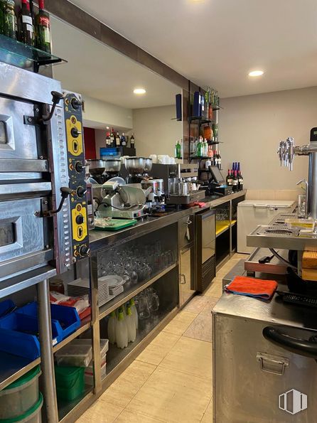 Retail for rent at Zona Moratalaz, Moratalaz, Madrid, 28030 with cabinetry, furniture, countertop, interior design, shelf, kitchen, building, shelving, kitchen appliance and floor around