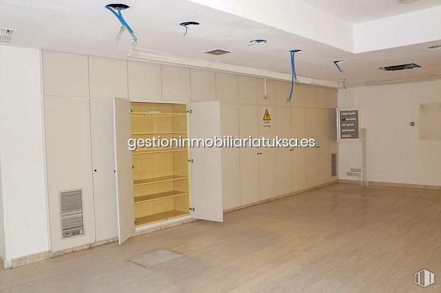 Retail for rent at Plaza de Santa Ana, Ávila, 05001 with building, fixture, interior design, floor, flooring, line, door, wall, wood and house around