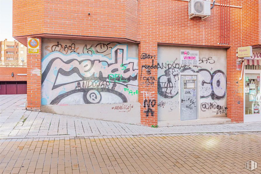 Local en alquiler en Calle Mercurio, 6, Valdemoro, Madrid, 28340 con edificio, pintura, fuente, arte, graffiti, fachada, ladrillo, albañilería, pintura artística y tintes y matices alrededor