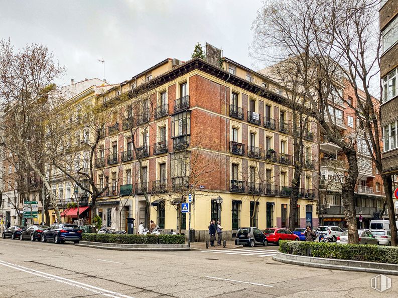 Retail for sale at Calle Trafalgar, Chamberí, Madrid, 28010 with building, car, plant, sky, window, wheel, cloud, tree, vehicle and urban design around