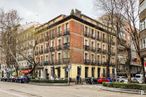 Retail for sale at Calle Trafalgar, Chamberí, Madrid, 28010 with building, car, plant, sky, window, wheel, cloud, tree, vehicle and urban design around