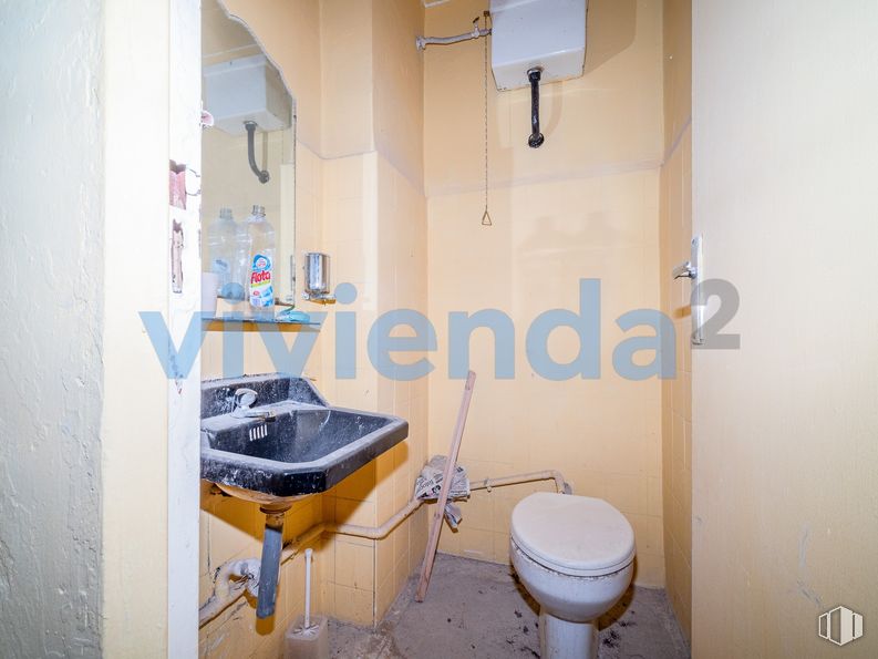 Local en venta en Calle José Hierro, Ciudad Lineal, Madrid, 28027 con inodoro, fregadero, accesorio de plomería, propiedad, espejo, grifo, púrpura, accesorio, baño y interiorismo alrededor