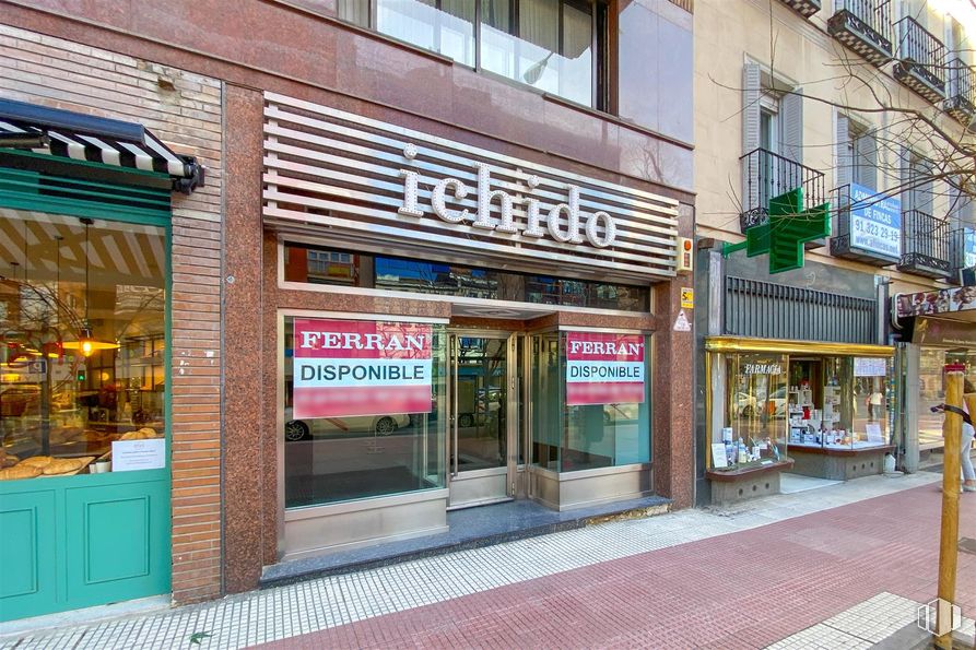 Local en alquiler en Zona Santa Engracia, Chamberí, Madrid, 28010 con fachada, puerta, material compuesto, edificio comercial, logotipo, vidrio, acera, albañilería, venta al por menor y ladrillo alrededor