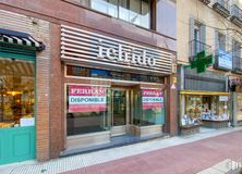 Retail for rent at Zona Santa Engracia, Chamberí, Madrid, 28010 with facade, door, composite material, commercial building, logo, glass, sidewalk, brickwork, retail and brick around