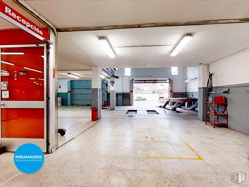 Industrial for sale at Calle Alfalfa, Tetuán, Madrid, 28029 with lighting, door, light fixture, floor, automotive parking light, parking, ceiling, garage, automobile repair shop and parking lot around