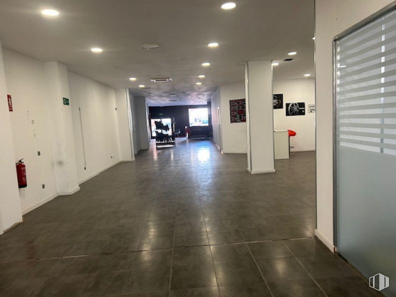 Local en alquiler en Centro urbano, Getafe, Madrid, 28901 con persiana de la ventana, accesorio, edificio, interiorismo, suelo, suelos, suelo de baldosas, hall, techo y evento alrededor