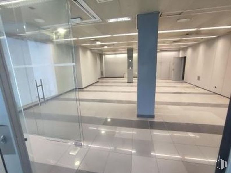 Retail for sale & for rent at Calle Ruperto Chapi, Alcobendas, Madrid, 28100 with flooring, floor, ceiling, interior design, composite material, tile flooring, door, glass, transparency and tile around