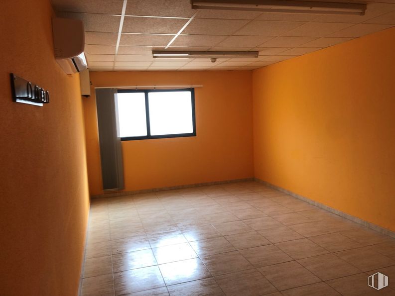 Retail for sale & for rent at Calle Toledo, 17, Sonseca, Toledo, 45100 with window, fixture, wood, building, material property, house, hall, shade, tints and shades and flooring around