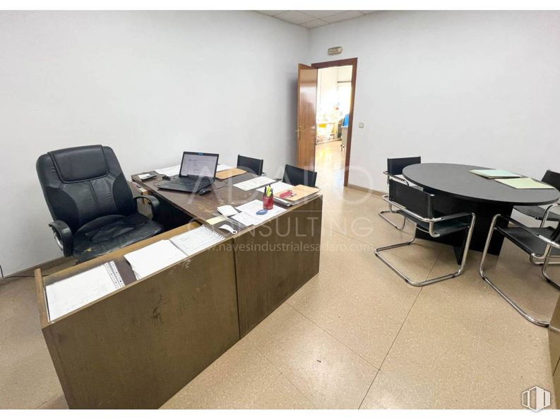 Nave en alquiler en Zona industrial, Torrejón de Ardoz, Madrid, 28850 con silla, ordenador portatil, escritorio, mesa, mueble, suelos, silla de oficina, interiorismo, suelo y equipos de oficina alrededor