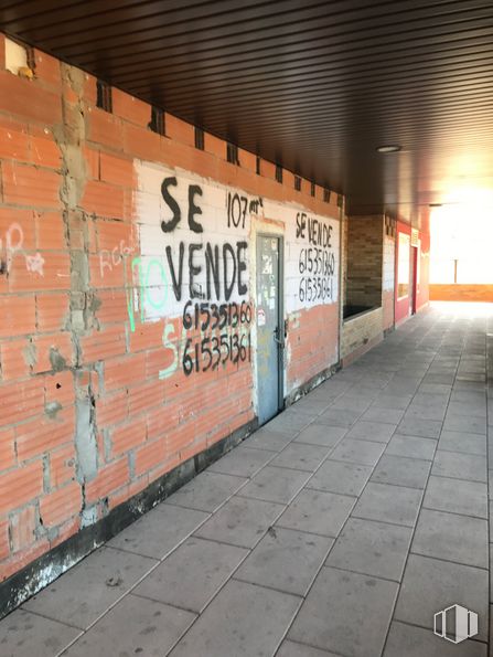 Local en alquiler y venta en Calle Greco, 8, Seseña, Toledo, 45223 con código de barras 2d, superficie de carretera, escritura a mano, naranja, albañilería, ladrillo, arte, asfalto, pared y suelo alrededor