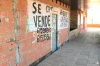 Local en alquiler y venta en Calle Greco, 8, Seseña, Toledo, 45223 con código de barras 2d, superficie de carretera, escritura a mano, naranja, albañilería, ladrillo, arte, asfalto, pared y suelo alrededor