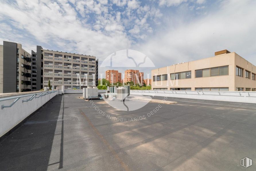 Oficina en alquiler y venta en Avenida Artesanos, 48, Tres Cantos, Madrid, 28760 con edificio, nube, cielo, asfalto, ventana, lote de terreno, diseño urbano, superficie de la carretera, zona residencial y inmobiliario alrededor