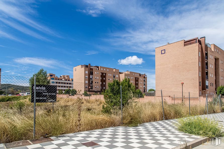 Land for sale at Calle María Luisa Menéndez Calleja, Cuenca, 16003 with building, cloud, sky, plant, property, road surface, window, land lot, urban design and grass around