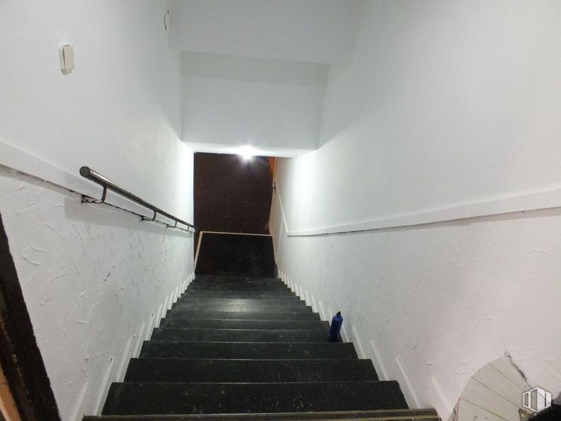 Retail for sale at Zona Centro, San Lorenzo de El Escorial, Madrid, 28200 with stairs, building, fixture, wood, line, flooring, house, symmetry, concrete and handrail around