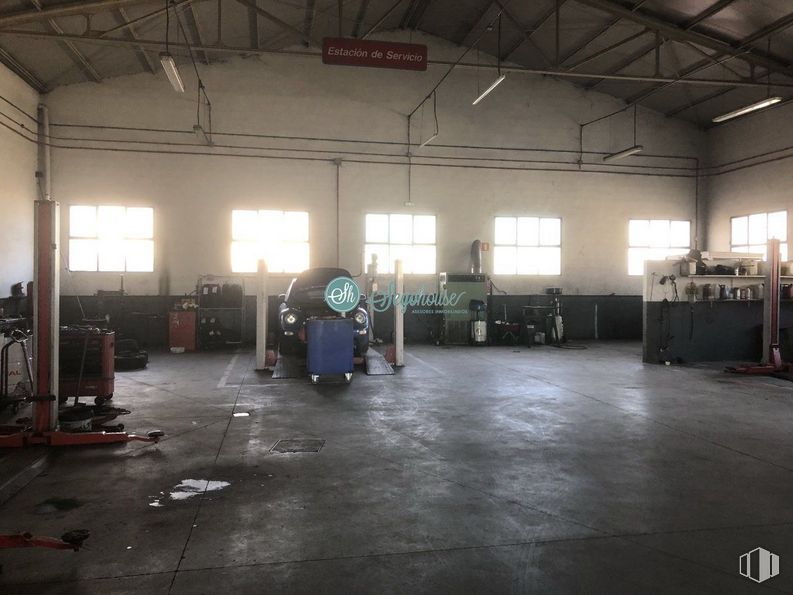 Nave en venta en Polígono industrial Cantalejo, Cantalejo, Segovia, 40320 con equipaje y bolsos, pasillo, piso, pavimentos, edificio, gas, casa de campo, evento, máquina y ciudad alrededor