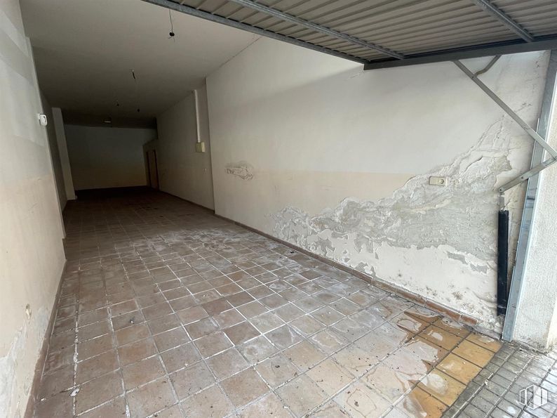 Retail for sale at Centro Alameda de la Sagra, Alameda de la Sagra, Toledo, 45240 with floor, flooring, composite material, grey, concrete, building material, daylighting, plaster and tile around