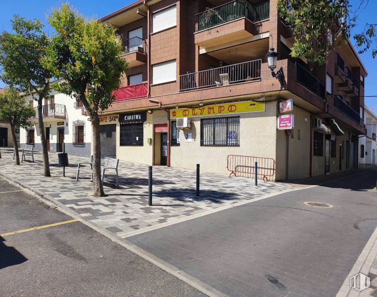 Retail for rent at Zona Centro, Carranque, Toledo, 45216 with building, window, sky, infrastructure, tree, road surface, urban design, asphalt, residential area and plant around