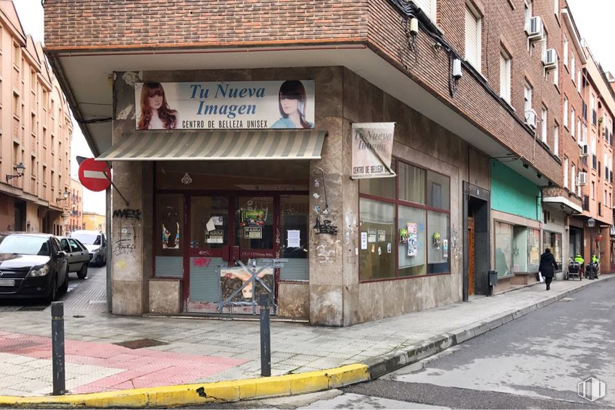 Retail for sale at Calle Cerería, 17, Talavera de la Reina, Toledo, 45600 with car, building, person, window, infrastructure, vehicle, neighbourhood, house, vehicle registration plate and door around