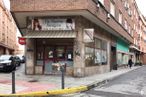 Retail for sale at Calle Cerería, 17, Talavera de la Reina, Toledo, 45600 with car, building, person, window, infrastructure, vehicle, neighbourhood, house, vehicle registration plate and door around