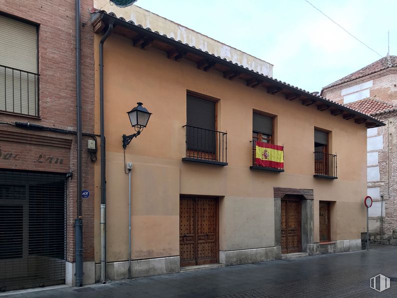 Local en venta en Calle Carmen Calzado, Alcalá de Henares, Madrid, 28801 con puerta, ventana, edificio, cielo, planta, madera, árbol, casa, barrio y área residencial alrededor