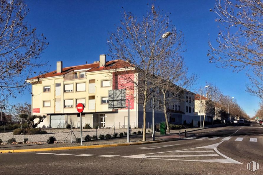 Retail for sale at Calle Francia, 5, Illescas, Toledo, 45200 with building, sky, plant, window, tree, urban design, road surface, residential area, asphalt and house around