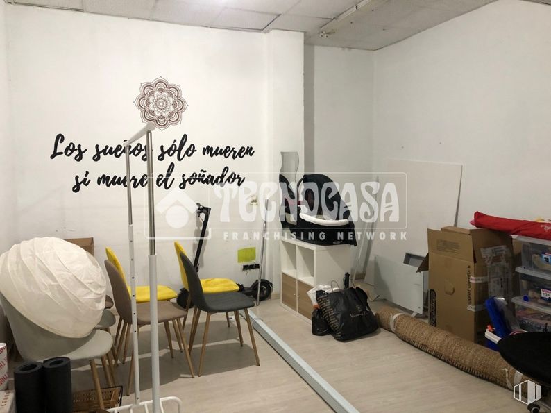 Local en alquiler y venta en Calle Ros de Olano, 7, Chamartín, Madrid, 28002 con silla, equipaje y bolsos, alumbrado, productos envasados, edificio, diseño automotriz, diseño de interiores, fuente, pavimentos y arte alrededor